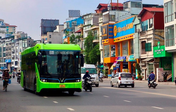 Hà Nội có thêm tuyến buýt điện để phục vụ nhu cầu đi lại người dân | Giao thông | Vietnam+ (VietnamPlus)
