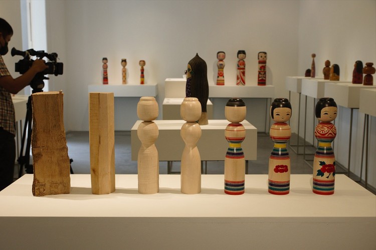 Quy trình sản xuất ra một con Búp bê Kokeshi. (Ảnh: Mai Hương) Quy trình sản xuất ra một con Búp bê Kokeshi. (Ảnh: Mai Hương)