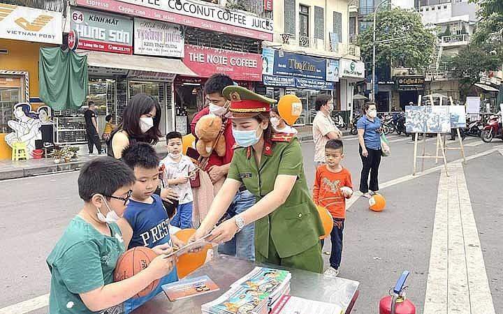 Công an quận Hoàn Kiếm (Hà Nội) phát tờ rơi tuyên truyền kiến thức về phòng cháy, chữa cháy cho trẻ em và du khách tại phố đi bộ. (Ảnh Cơ quan công an cung cấp) Công an quận Hoàn Kiếm (Hà Nội) phát tờ rơi tuyên truyền kiến thức về phòng cháy, chữa cháy cho trẻ em và du khách tại phố đi bộ. (Ảnh Cơ quan công an cung cấp)
