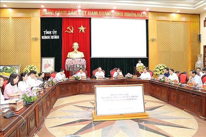 Quang cảnh buổi làm việc. Quang cảnh buổi làm việc.