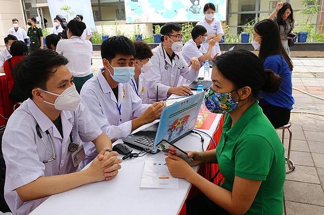 Người dân tham gia khám bệnh chăm sóc sức khỏe hậu COVID-19 trong Hành trình Thầy thuốc trẻ làm theo lời Bác - Ảnh: VGP/HM Người dân tham gia khám bệnh chăm sóc sức khỏe hậu COVID-19 trong Hành trình Thầy thuốc trẻ làm theo lời Bác - Ảnh: VGP/HM