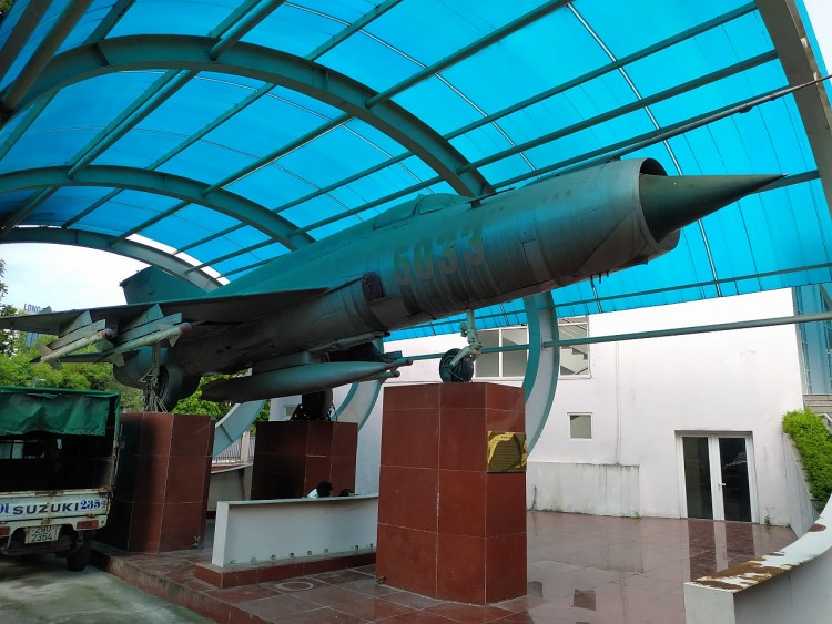 Máy bay MIG 21 nhãn hiệu 5033 được không quân Việt Nam sử dụng chiến đấu bảo vệ Hà Nội, từng bắn rơi 3 máy bay F4 của Mỹ năm 1972. Ảnh: Nhã Liên.
