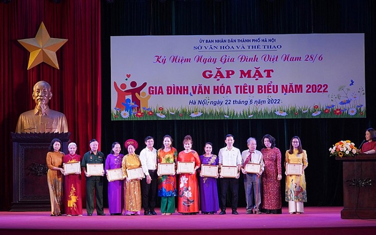 Thành phố tặng quà cho những gia đình văn hóa tiêu biểu trên địa bàn.