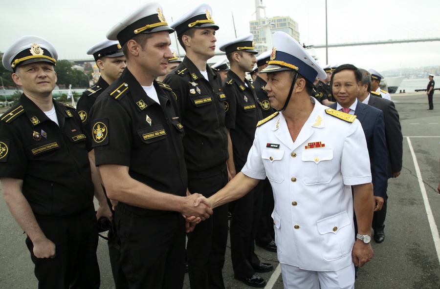 Tàu Hộ vệ tên lửa 016 Hải quân Việt Nam cập cảng Vladivostok, Nga tau 016 cap cang tp vladivostok lien bang nga