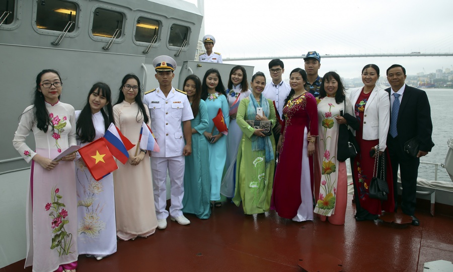Tàu Hộ vệ tên lửa 016 Hải quân Việt Nam cập cảng Vladivostok, Nga tau 016 cap cang tp vladivostok lien bang nga