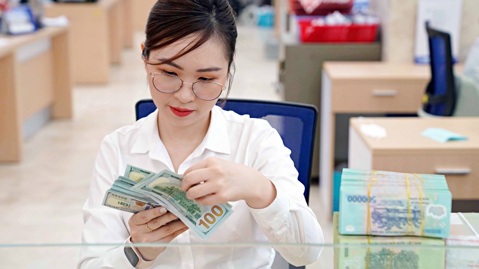 Tỷ giá USD/VND tiếp tục giảm mạnh trên thị trường tự do