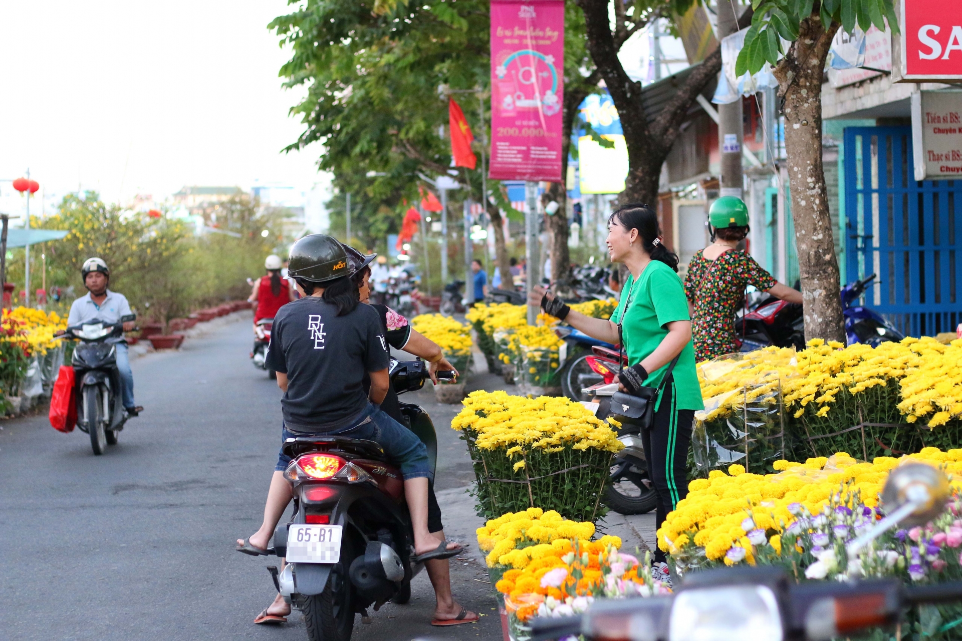 Muôn kiểu ngủ ngồi, ngủ đứng để bán hoa trên phố những ngày giáp Tết can canh nhung nguoi ban sac xuan giua tay do nhung ngay giap tet