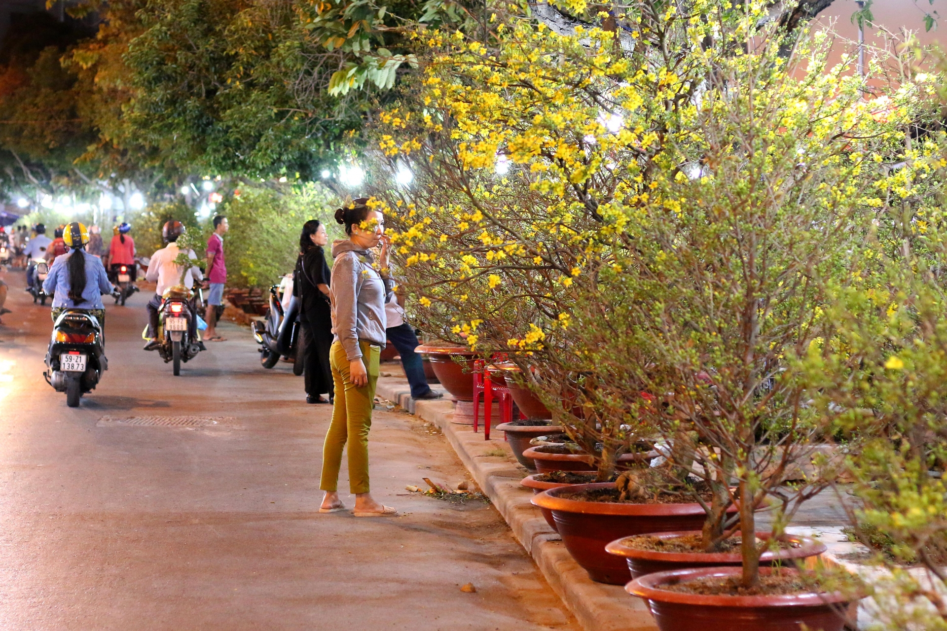 Muôn kiểu ngủ ngồi, ngủ đứng để bán hoa trên phố những ngày giáp Tết can canh nhung nguoi ban sac xuan giua tay do nhung ngay giap tet