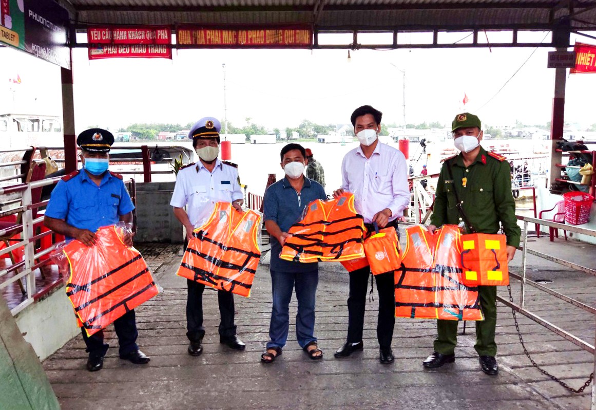 Cần Thơ tăng cường kiểm tra các bến phà, bến đò đảm bảo an toàn trong dịp Tết Nguyên đán Cần Thơ tăng cường kiểm tra các bến phà, bến đò đảm bảo an toàn trong dịp Tết Nguyên đán