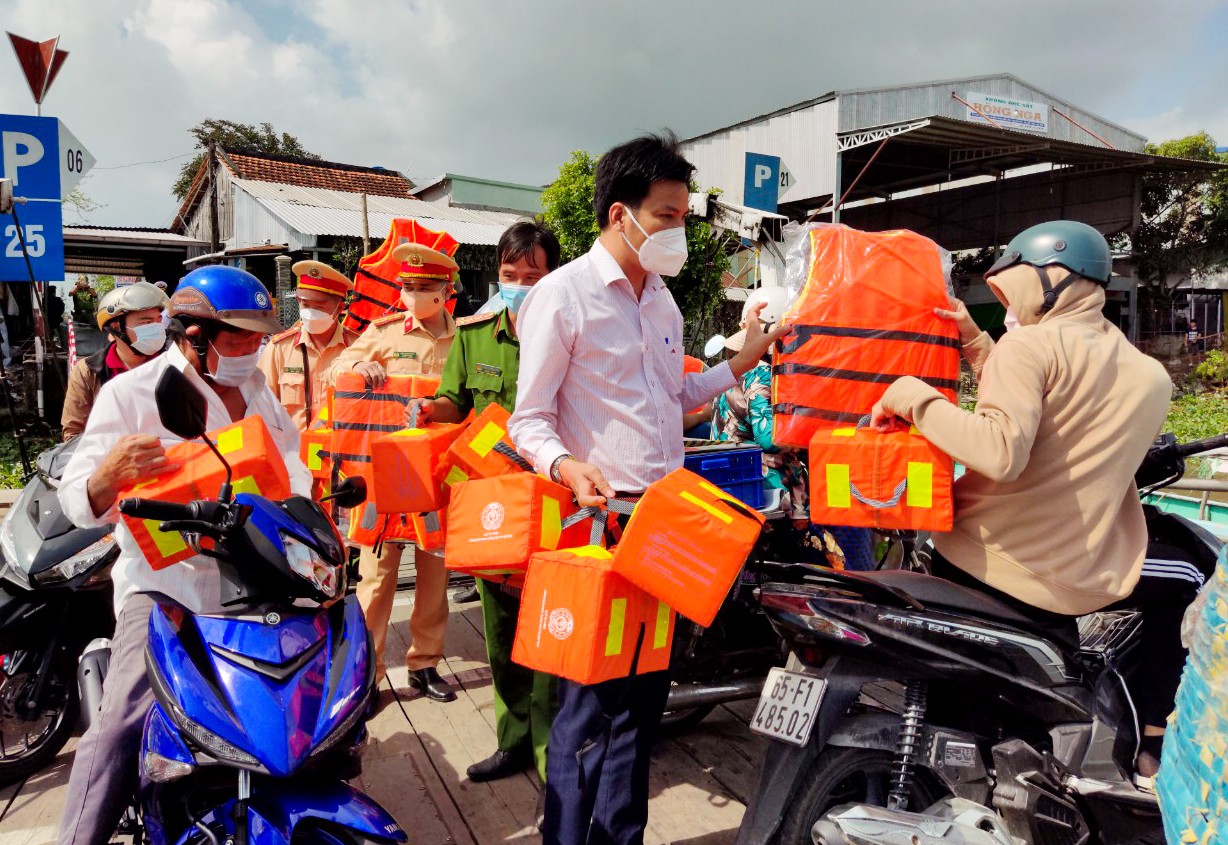 Cần Thơ tăng cường kiểm tra các bến phà, bến đò đảm bảo an toàn trong dịp Tết Nguyên đán Cần Thơ tăng cường kiểm tra các bến phà, bến đò đảm bảo an toàn trong dịp Tết Nguyên đán