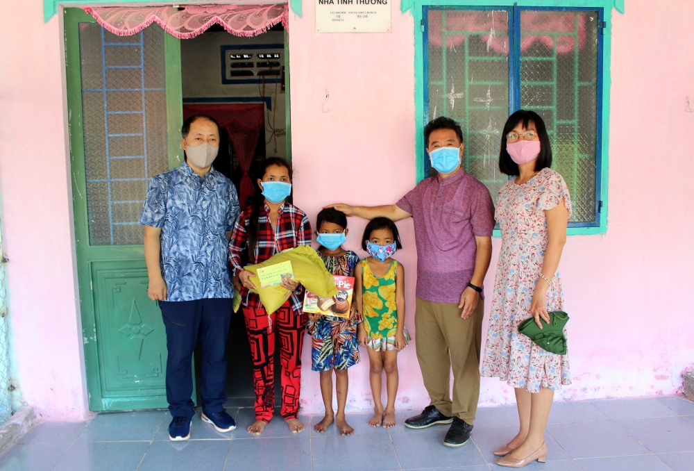 Liên hiệp Cần Thơ và Tổ chức ACEF trao hơn 100 phần quà cho người nghèo vui xuân đón Tết