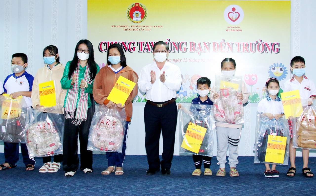 Cần Thơ: trao tặng 50 sổ tiết kiệm cho trẻ em mồ côi do dịch COVID-19 Cần Thơ: trao tặng 50 sổ tiết kiệm cho trẻ em mồ côi do dịch COVID-19