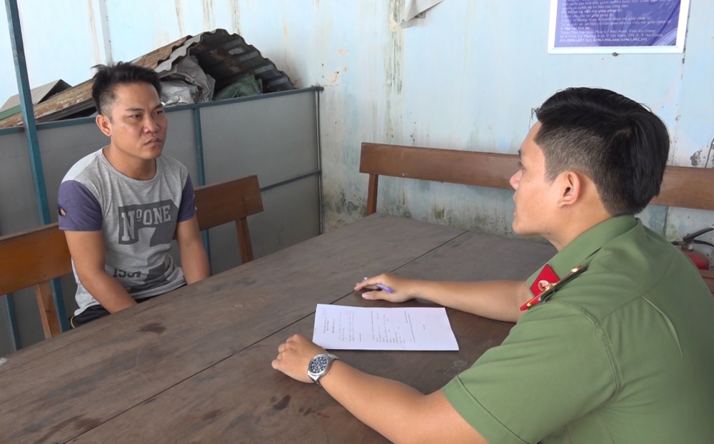 An Giang: Bắt đối tượng đưa đón người xuất cảnh trái phép, giá 500.000 đồng/người An Giang: Bắt đối tượng đưa đón người xuất cảnh trái phép, giá 500.000 đồng/người