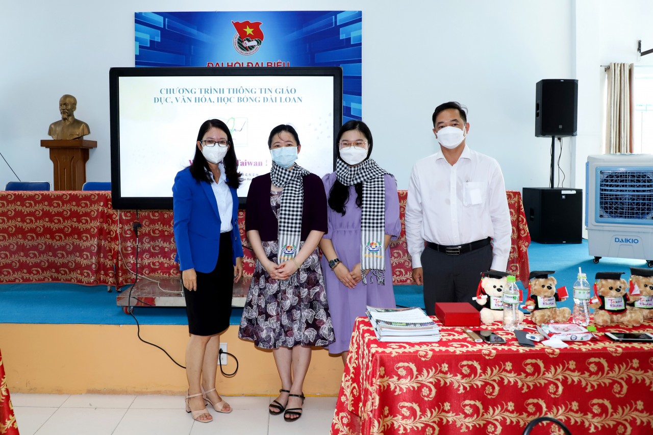 Văn phòng Kinh tế và Văn hóa Đài Bắc giới thiệu chính sách giáo dục, cơ hội học bổng tới sinh viên Cần Thơ Văn phòng Kinh tế và Văn hóa Đài Bắc giới thiệu chính sách giáo dục, cơ hội học bổng tới sinh viên Cần Thơ
