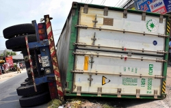 video van nham tay ga vi vuong ao mua nguoi phu nu lao thang vao dau container