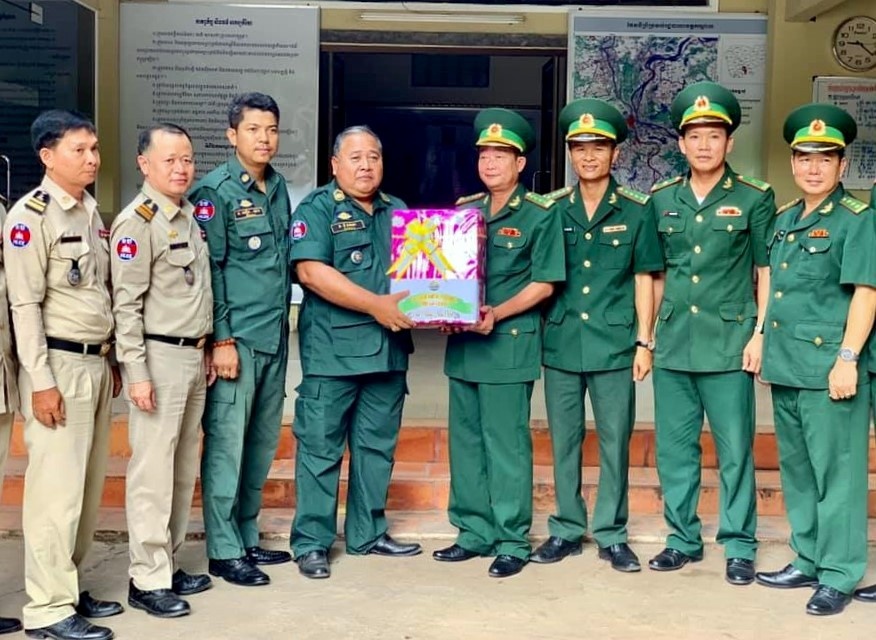 Bộ đội Biên phòng An Giang: Thăm, chúc tết Chôl Chnăm Thmây các lực lượng vũ trang Campuchia bo doi bien phong an giang tham chuc tet chol chnam thmay cac luc luong vu trang campuchia