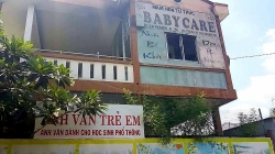 video hoang hon nguoi dan ong cho vo con tren chiec xe may boc chay