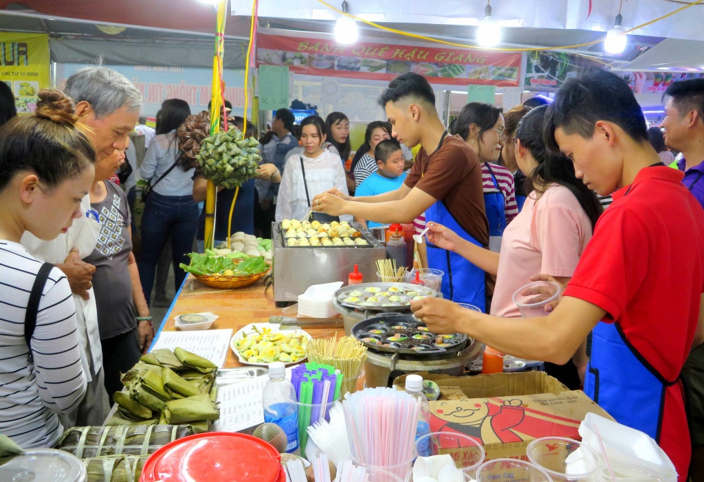 Nghệ nhân Nam bộ thi tài làm bánh truyền thống tại Cần Thơ ve can tho xem nghe nhan nam bo thi tai lam banh truyen thong