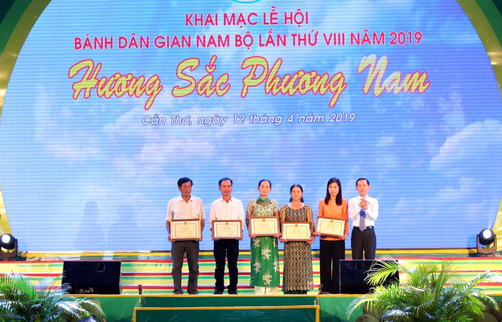 Nghệ nhân Nam bộ thi tài làm bánh truyền thống tại Cần Thơ ve can tho xem nghe nhan nam bo thi tai lam banh truyen thong