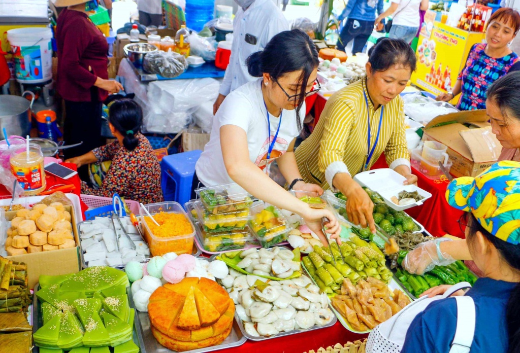 Nghệ nhân Nam bộ thi tài làm bánh truyền thống tại Cần Thơ ve can tho xem nghe nhan nam bo thi tai lam banh truyen thong