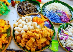 canh sat giao thong phat nuoc suoi khan lanh mien phi giua troi nang nong