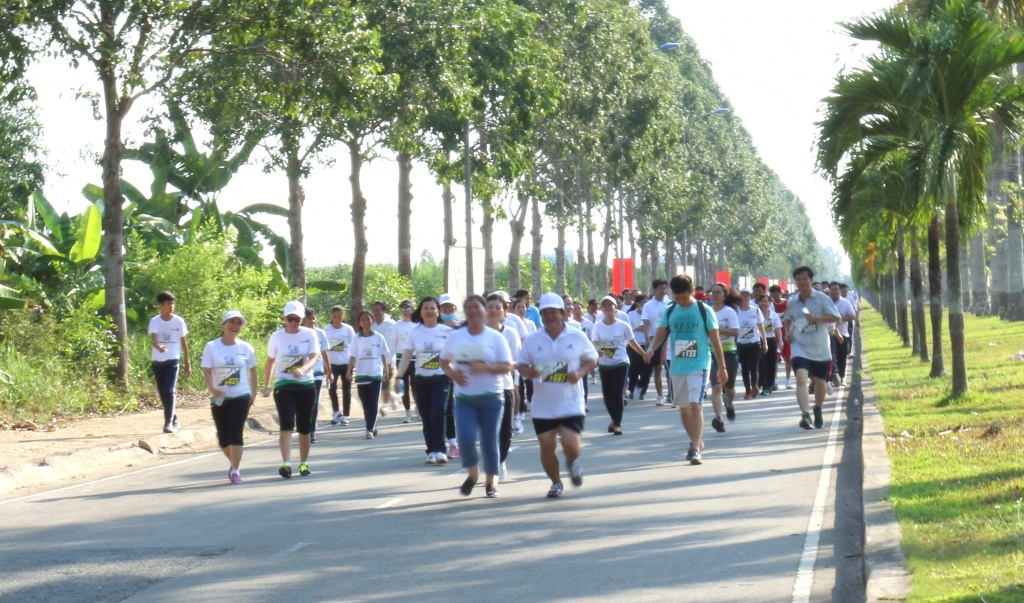 Bí thư, Chủ tịch Hậu Giang chạy bộ cùng 4.000 người lan dau tien hon 4000 nguoi chay bo voi thong diep chong bien doi khi hau