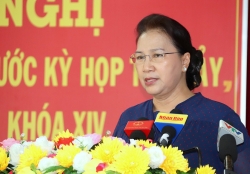 canh sat giao thong phat nuoc suoi khan lanh mien phi giua troi nang nong
