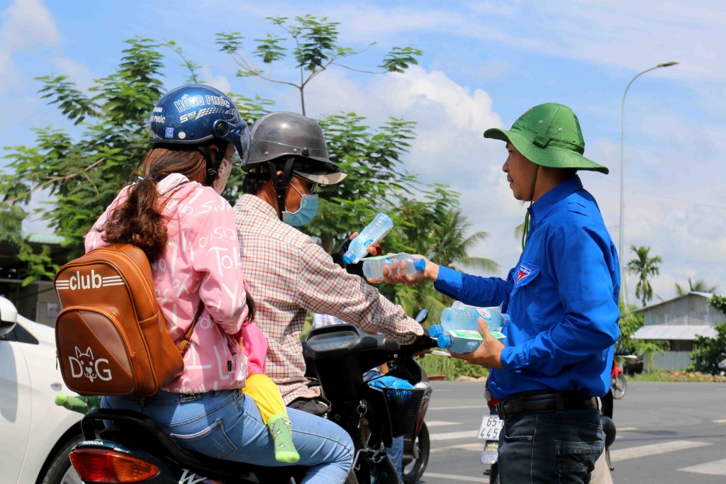 CSGT Cần Thơ phát nước suối, khăn lạnh miễn phí giữa trời nắng nóng canh sat giao thong phat nuoc suoi khan lanh mien phi giua troi nang nong