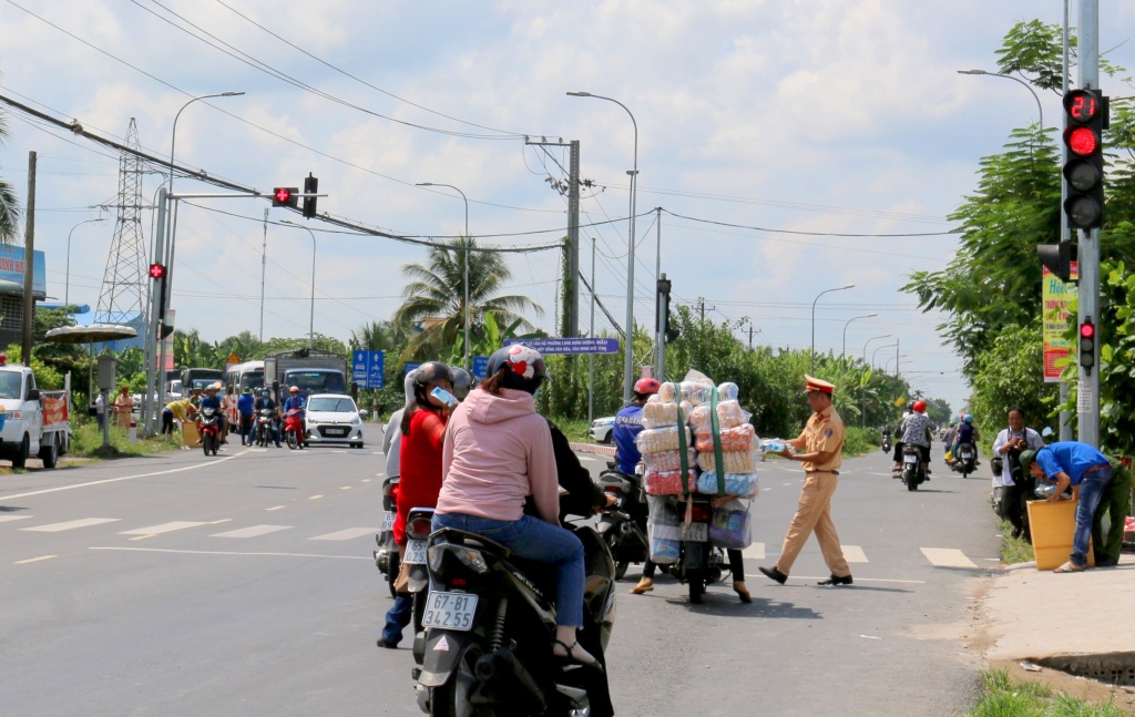 CSGT Cần Thơ phát nước suối, khăn lạnh miễn phí giữa trời nắng nóng canh sat giao thong phat nuoc suoi khan lanh mien phi giua troi nang nong