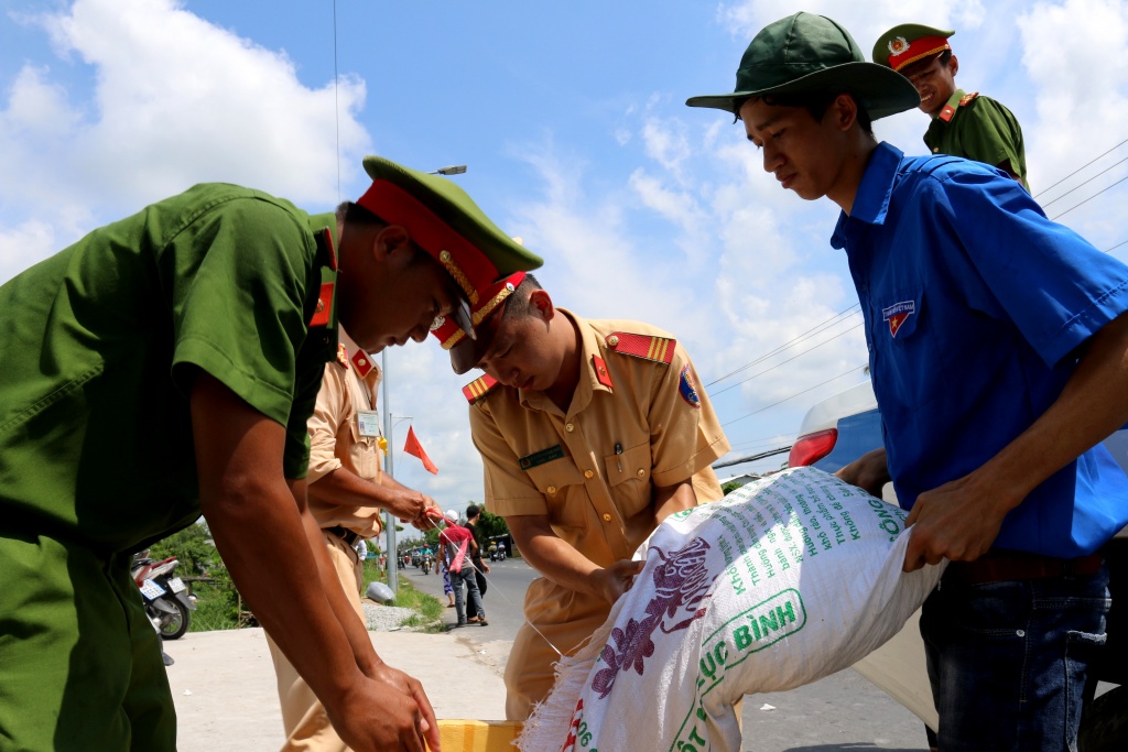 CSGT Cần Thơ phát nước suối, khăn lạnh miễn phí giữa trời nắng nóng canh sat giao thong phat nuoc suoi khan lanh mien phi giua troi nang nong