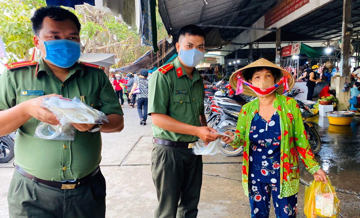 Công an Cần Thơ tặng khẩu trang, tuyên truyền phòng chống dịch COVID-19 cong an can tho vao cho tang khau trang tuyen truyen phong chong dich covid 19