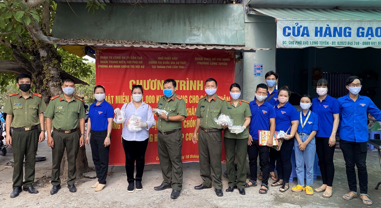 Công an Cần Thơ tặng khẩu trang, tuyên truyền phòng chống dịch COVID-19 cong an can tho vao cho tang khau trang tuyen truyen phong chong dich covid 19