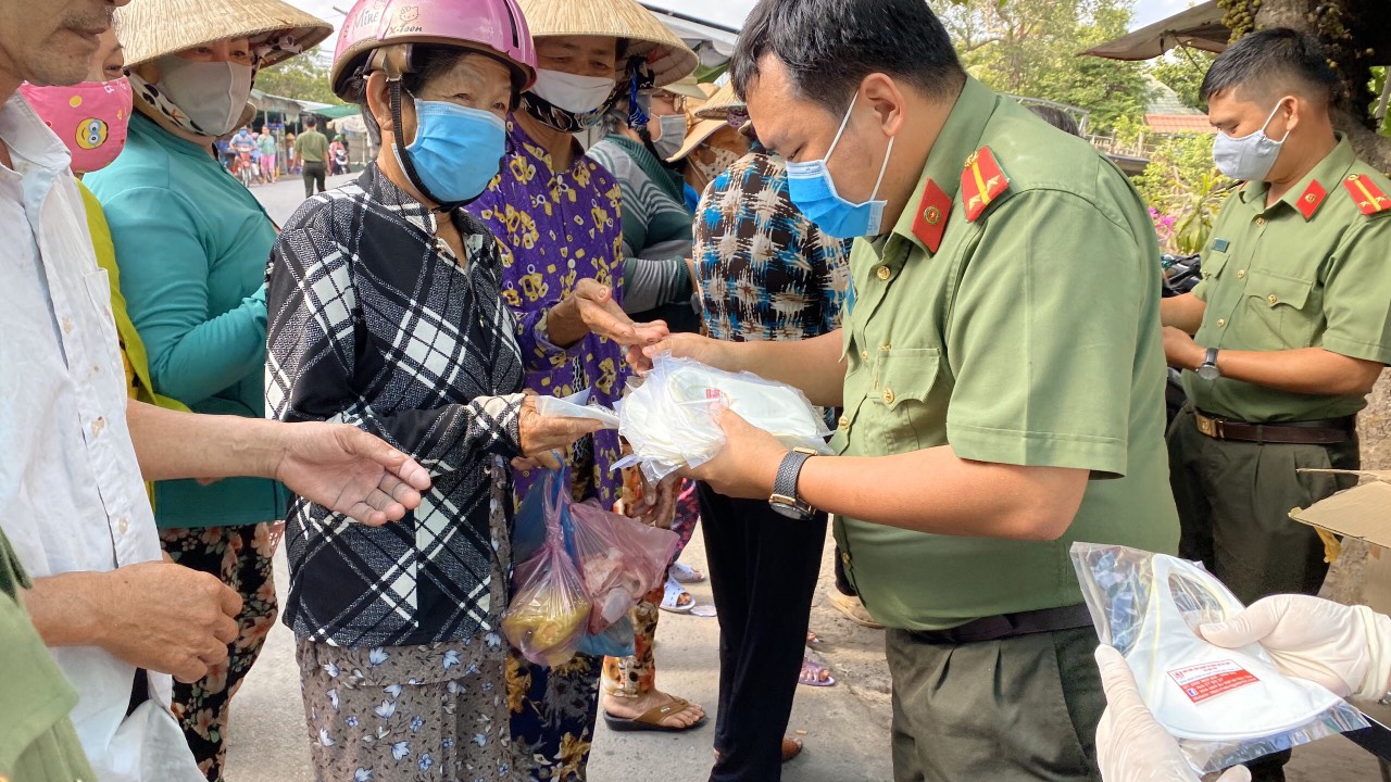 Công an Cần Thơ tặng khẩu trang, tuyên truyền phòng chống dịch COVID-19 cong an can tho vao cho tang khau trang tuyen truyen phong chong dich covid 19