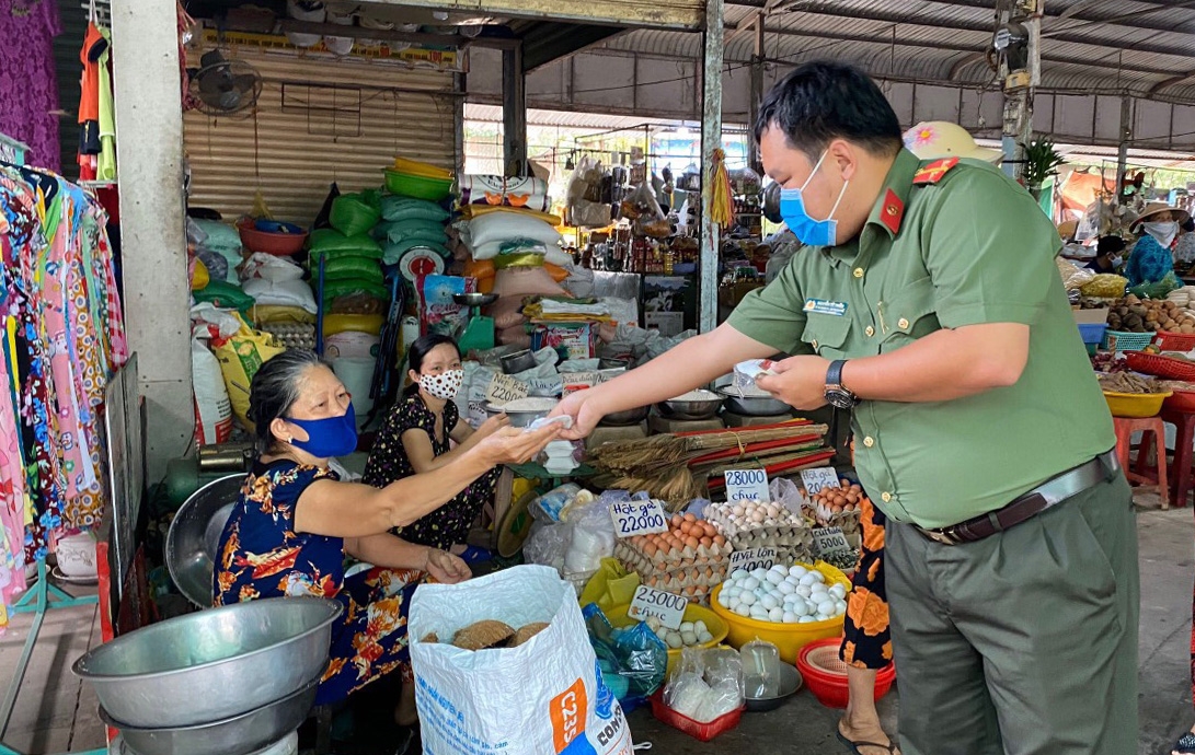 Công an Cần Thơ tặng khẩu trang, tuyên truyền phòng chống dịch COVID-19 cong an can tho vao cho tang khau trang tuyen truyen phong chong dich covid 19
