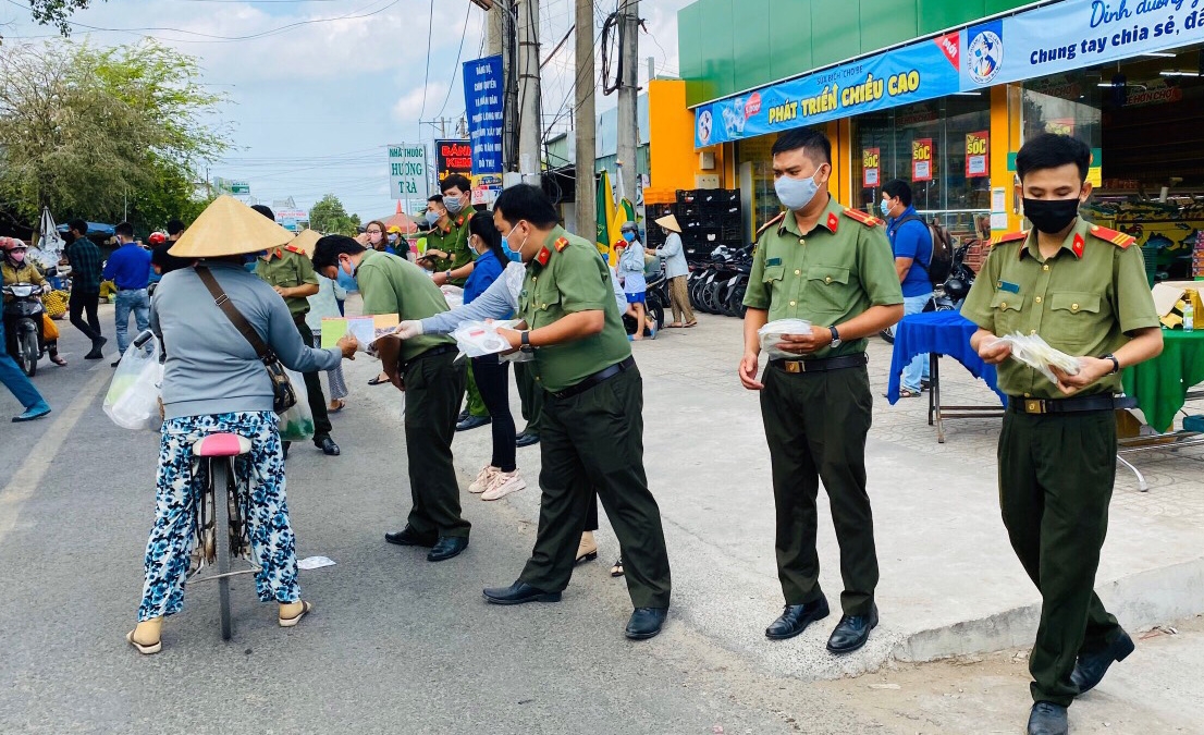Công an Cần Thơ tặng khẩu trang, tuyên truyền phòng chống dịch COVID-19 cong an can tho vao cho tang khau trang tuyen truyen phong chong dich covid 19