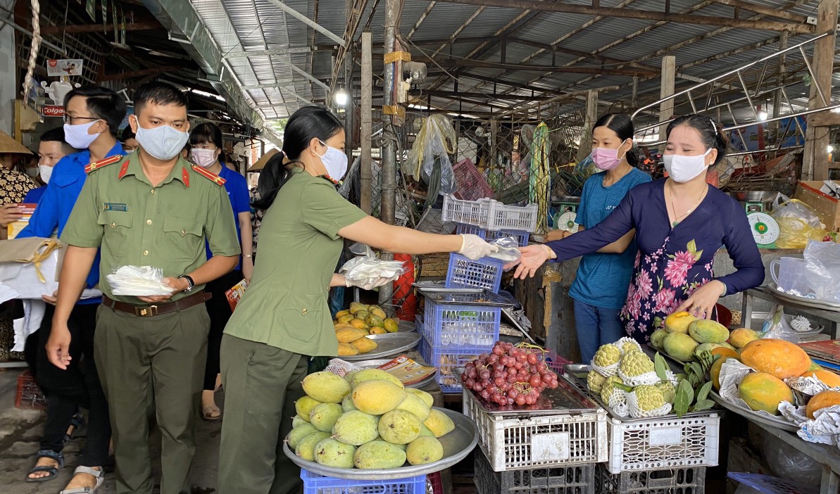 Công an Cần Thơ tặng khẩu trang, tuyên truyền phòng chống dịch COVID-19 cong an can tho vao cho tang khau trang tuyen truyen phong chong dich covid 19