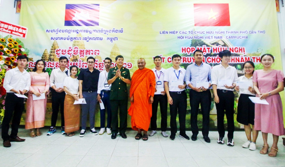 Cần Thơ: Trao nhiều phần quà thiết thực trong họp mặt hữu nghị Tết cổ truyền Chôl Chnăm Thmây Cần Thơ: Trao nhiều phần quà thiết thực trong họp mặt hữu nghị Tết cổ truyền Chôl Chnăm Thmây
