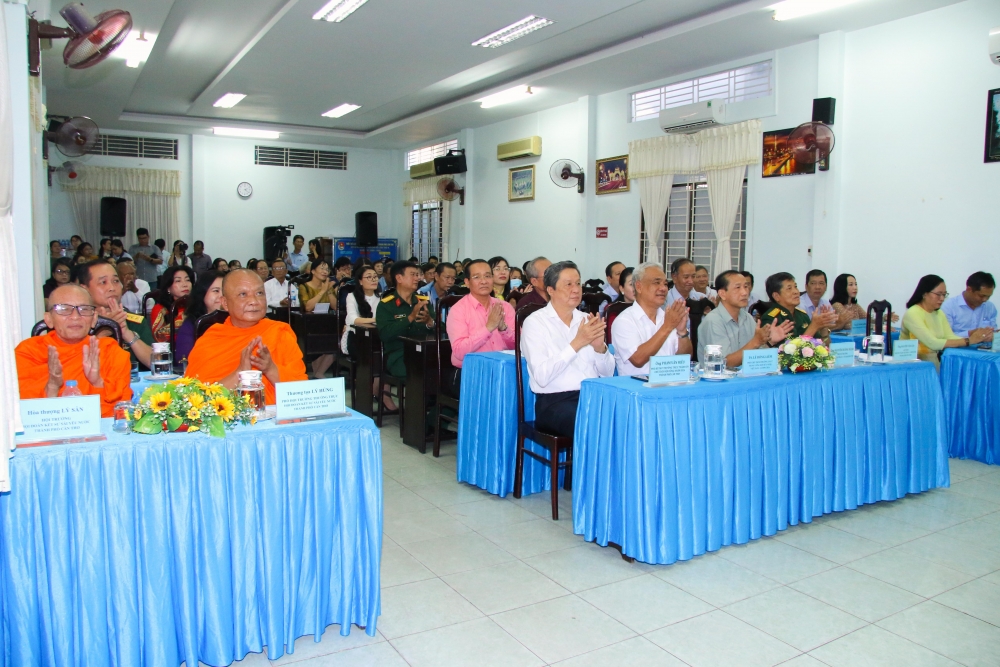 Cần Thơ: Trao nhiều phần quà thiết thực trong họp mặt hữu nghị Tết cổ truyền Chôl Chnăm Thmây Cần Thơ: Trao nhiều phần quà thiết thực trong họp mặt hữu nghị Tết cổ truyền Chôl Chnăm Thmây