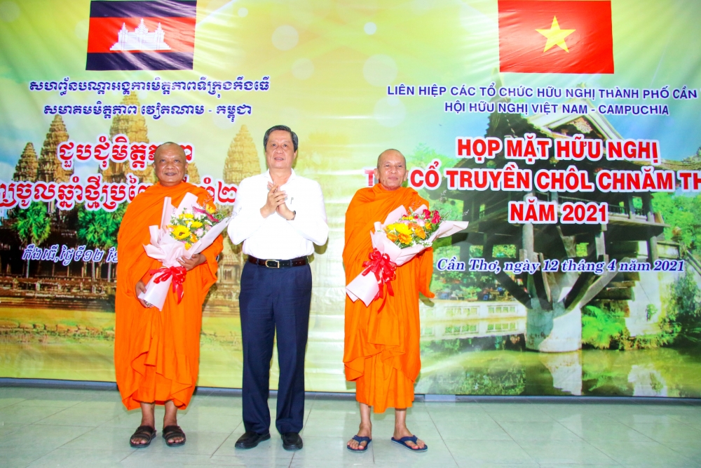 Cần Thơ: Trao nhiều phần quà thiết thực trong họp mặt hữu nghị Tết cổ truyền Chôl Chnăm Thmây Cần Thơ: Trao nhiều phần quà thiết thực trong họp mặt hữu nghị Tết cổ truyền Chôl Chnăm Thmây
