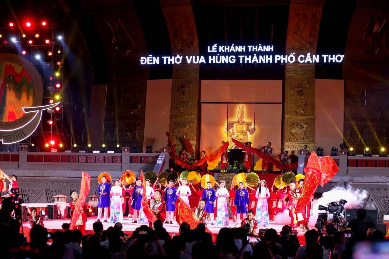 Chủ tịch nước Nguyễn Xuân Phúc dự khánh thành Đền thờ Vua Hùng tại Cần Thơ Chủ tịch nước Nguyễn Xuân Phúc dự khánh thành Đền thờ Vua Hùng tại Cần Thơ