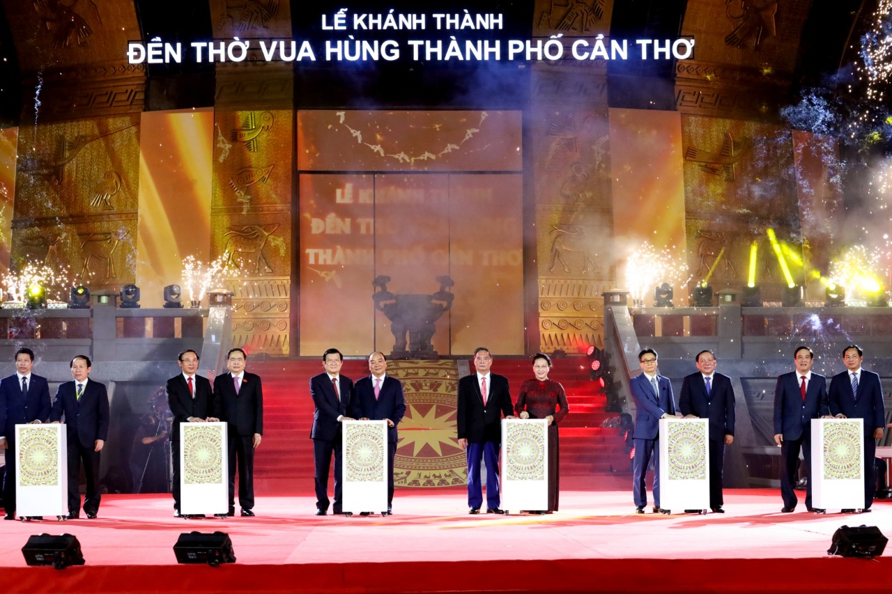 Chủ tịch nước Nguyễn Xuân Phúc dự khánh thành Đền thờ Vua Hùng tại Cần Thơ Chủ tịch nước Nguyễn Xuân Phúc dự khánh thành Đền thờ Vua Hùng tại Cần Thơ