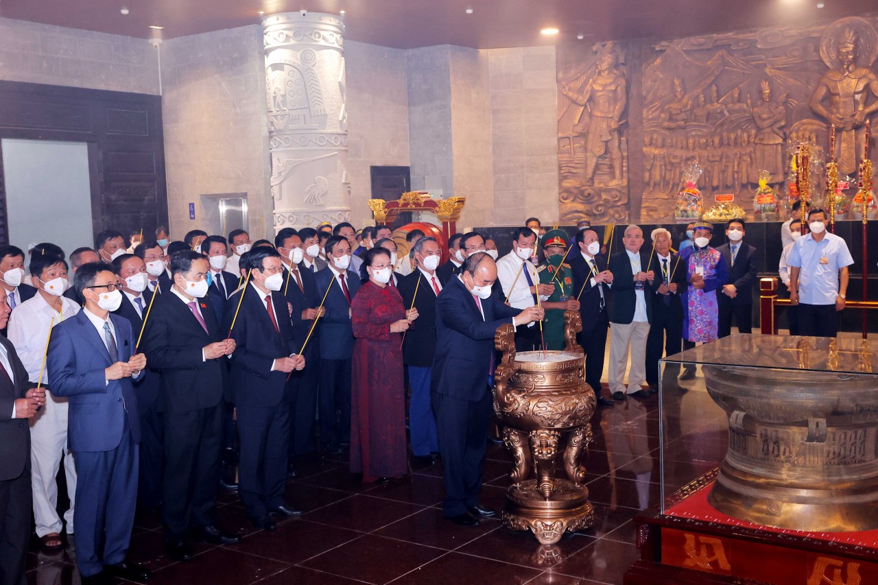 Chủ tịch nước Nguyễn Xuân Phúc dự khánh thành Đền thờ Vua Hùng tại Cần Thơ Chủ tịch nước Nguyễn Xuân Phúc dự khánh thành Đền thờ Vua Hùng tại Cần Thơ
