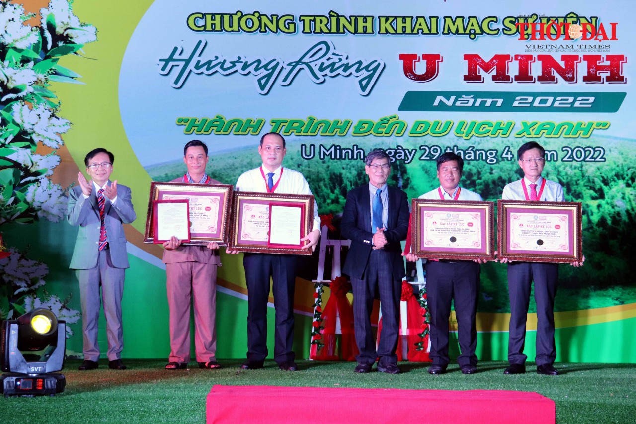 Cà Mau xác lập kỷ lục lẩu mắm và tổ ong lớn nhất Việt Nam Cà Mau xác lập kỷ lục lẩu mắm và tổ ong lớn nhất Việt Nam