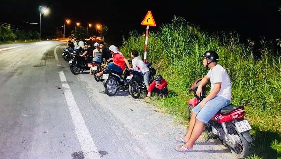 Kiên Giang vây bắt hơn 100 "quái xế" trên đường Xuyên Á kien giang vay bat nhom thanh nien dua xe co vu dua xe tren duong xuyen a