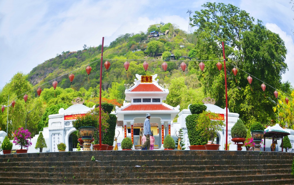 Miếu bà Chúa Xứ: điểm đến du lịch tâm linh nổi tiếng ở miền Tây mieu ba chua xu mot diem den du lich tam linh o mien tay