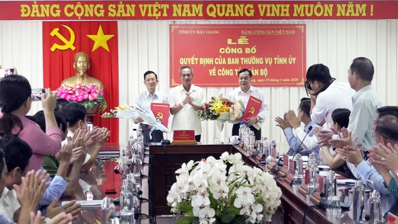 Hậu Giang trao quyết định điều động công tác nhiều nhân sự hau giang trao quyet dinh dieu dong cong tac nhieu nhan su