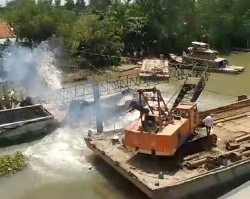 video thap can cau nang hang chuc tan quay nhu chong chong trong bao so 6