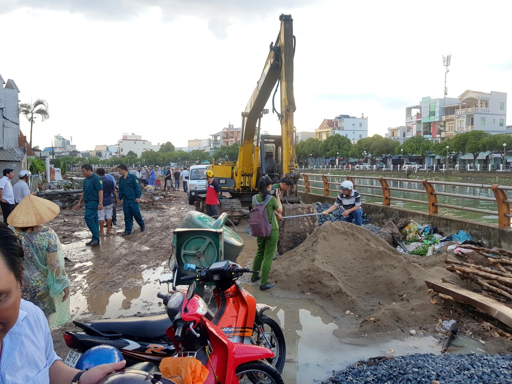 Trụ điện gãy đè chết công nhân đang thi công cống thoát nước can tho tru dien gay de chet cong nhan dang thi cong cong thoat nuoc
