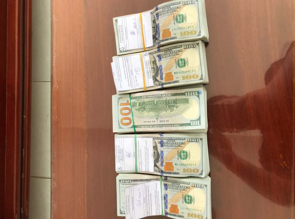 Phát hiện một phụ nữ vận chuyển 50.000 USD qua biên giới phat hien mot phu nu van chuyen 50000 usd qua bien gioi