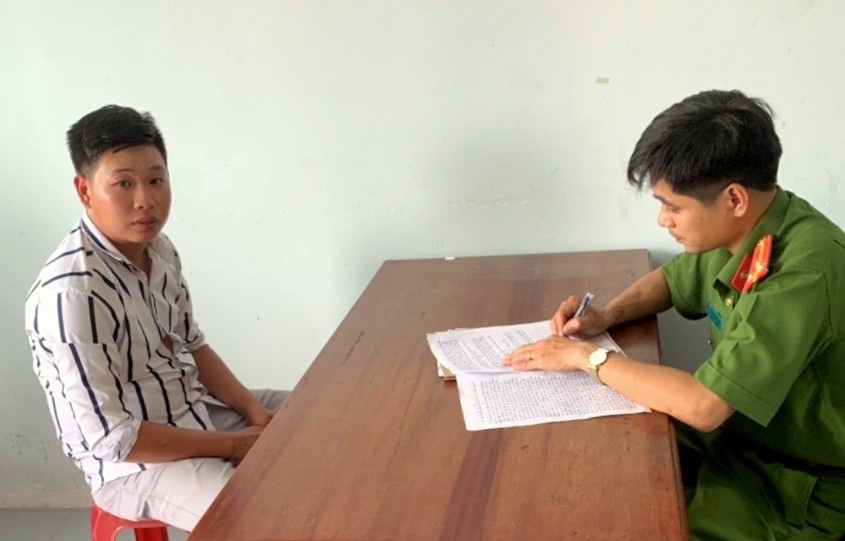 Va chạm giao thông, nhóm thanh niên rượt đuổi đâm người cướp xe va cham giao thong nhom thanh nien ruot duoi dam nguoi cuop xe